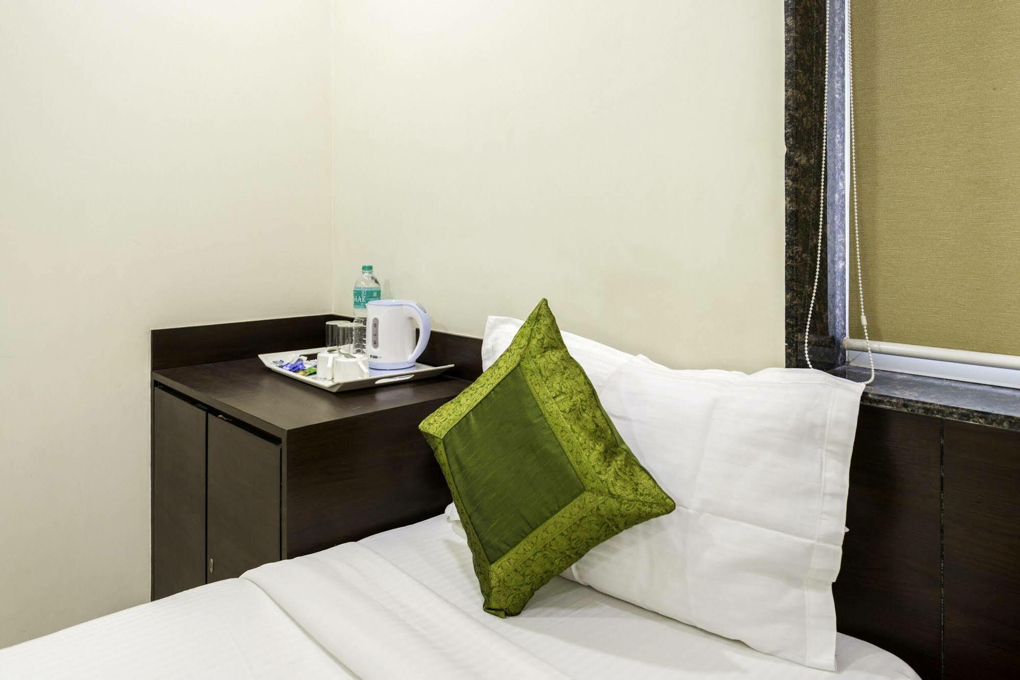 Oyo 16703 Hotel The Platinum Kolkata Exterior photo